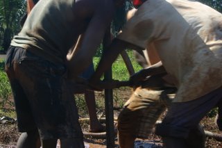 Bushproof en dorpsbewoners aan het werk